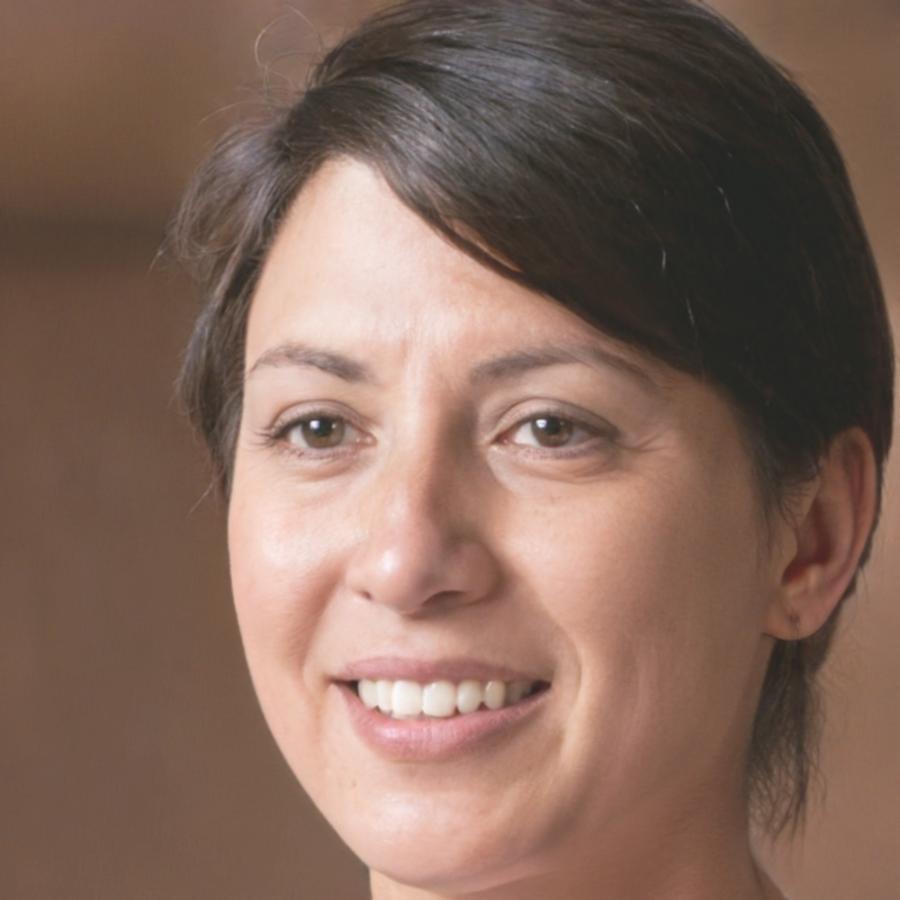 Elena Rodriguez, investment strategist and portfolio management expert