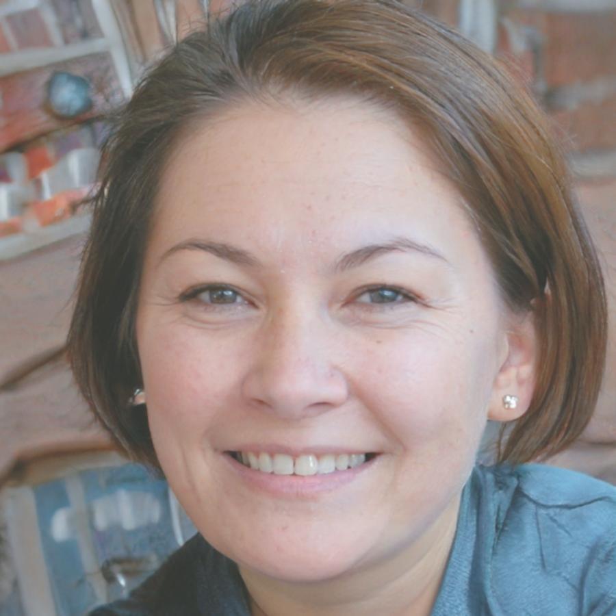 Sarah Thompson, personal finance educator with extensive banking experience